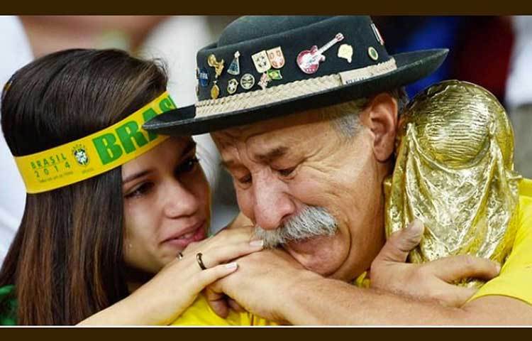 বিশ্বকাপ থেকে ব্রাজিলের বিদায়ের পর ভাইরাল হয়েছিল একটি ছবি। বিশ্বকাপের রেপ্লিকা ট্রফি নিয়ে কান্নায় ভেঙে পড়েছিলেন এক ব্রাজিলিয়ান।