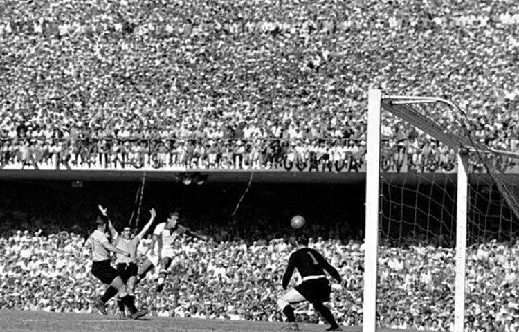 ১৯৫০ সালের বিশ্বকাপ। আয়োজক দেশ ছিল ব্রাজিল। সব থেকে বড় অঘটনটি ঘটে ফাইনালে। ফেভারিট ব্রাজিলকে হারিয়ে বিশ্ব চ্যাম্পিয়ন হল উরুগুয়ে।