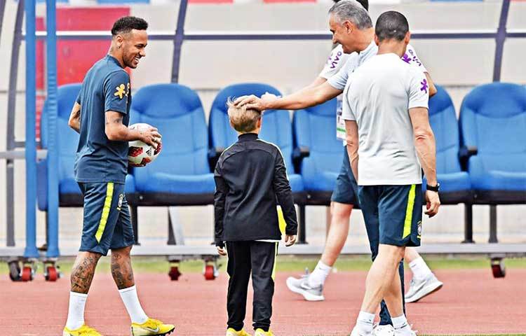 এ যেন এক প্রাণবন্ত মুহূর্ত। প্র্যাক্টিসে নেইমারের ছেলে লুক্কাকে আদর কোচ তিতের।