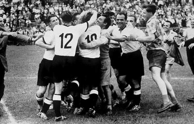 ১৯৫৪ সালের বিশ্ব ফুটবলের আসর। প্রথম থেকেই সে বার ফেভারিট হাঙ্গেরি। চমক যেন লুকিয়ে ছিল ফাইনালে। হট ফেভারিট হাঙ্গেরিকে হারিয়ে দিল পশ্চিম জার্মানি। এর আগে ৪ বছর কোনও ম্যাচ হারেনি তারা।