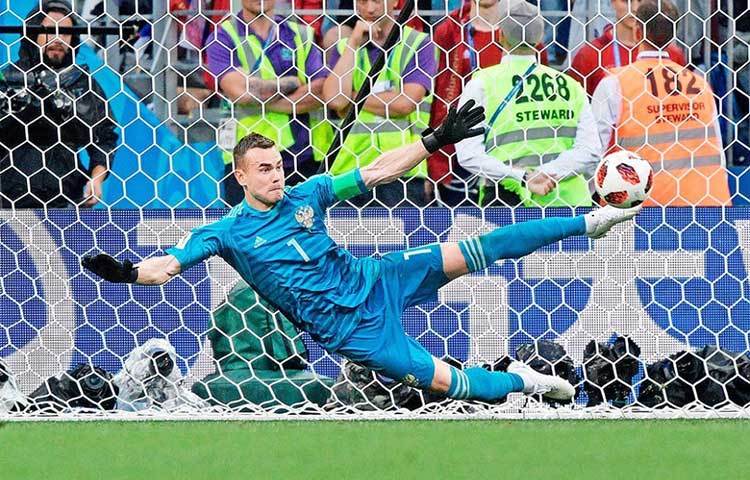 দুর্ভেদ্য এক লড়াকু। এভাবে গোল বাঁচিয়ে রাশিয়ার সেরা আকর্ষণ ইগোর।