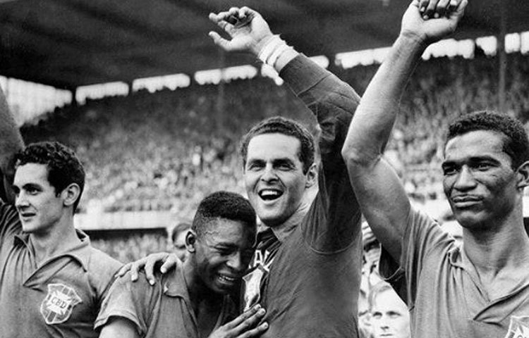 ফুটবল সম্রাট পেলের প্রথম বিশ্বকাপ ১৯৫৪। বয়স তখন মাত্র ১৭ বছর। পেলের জাদুতেই বিশ্ব ফুটবলে সেরার শিরোপা পেল ব্রাজিল।