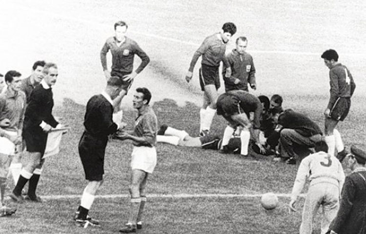 সান্তিয়াগোর যুদ্ধ- ১৯৬২ বিশ্বকাপ। বিশ্ব ফুটবলে অন্যতম কলঙ্ক জনক ঘটনা। ইতালি-চিলি দুই দল মাঠের মধ্যে রীতিমতো হাতাহাতিতে জড়িয়ে পড়েছিল। এক বার নয়, এমন ঘটনা ঘটেছিল বার বার। ম্যাচটি ২-০ গোলে জিতে যায় চিলি।