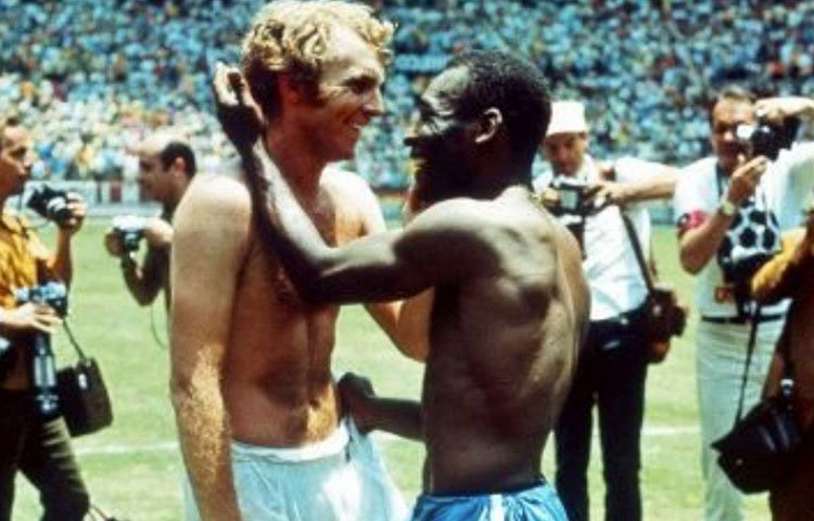 পরের বার অর্থাৎ ১৯৭০। ফেভারিট বিশ্ব চ্যাম্পিয়ন ইংল্যান্ড। কিন্তু, চমক ছিল ব্রাজিলের। মুখোমুখি ব্রাজিল এবং ইংল্যান্ড। ঐতিহাসিক দৃশ্য, খেলা শেষে দু’ দলের সেরা দুই ফুটবলারের জার্সি বদল। সে দিন পেলে এবং ববি মুরের মধ্যে জার্সি বদলের ছবি ক্যামেরা বন্দি করেছিলেন মাঠে উপস্থিত বিশ্বের সব চিত্র সাংবাদিকরা।