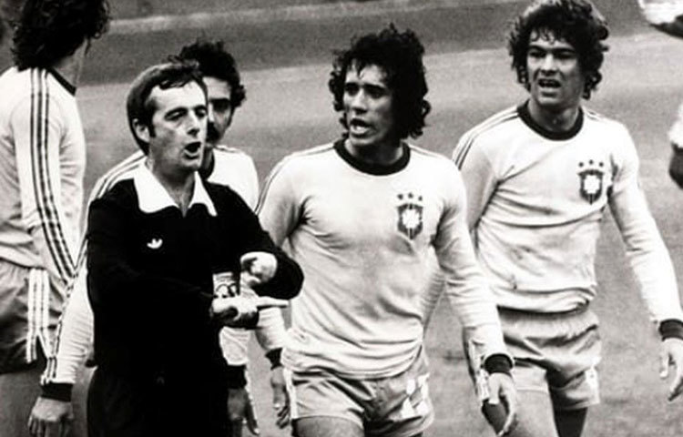 ১৯৭৪ সালের ফুটবল বিশ্বকাপ। সেমিফাইনালে বিতর্কে উঠে আসেন রেফারি ক্লিভে থমাস। আচমকাই খেলা শেষের বাঁশি বাজিয়ে দেন তিনি। যার ফলে বাতিল হয়ে যায় ব্রাজিলের একটি গোল।