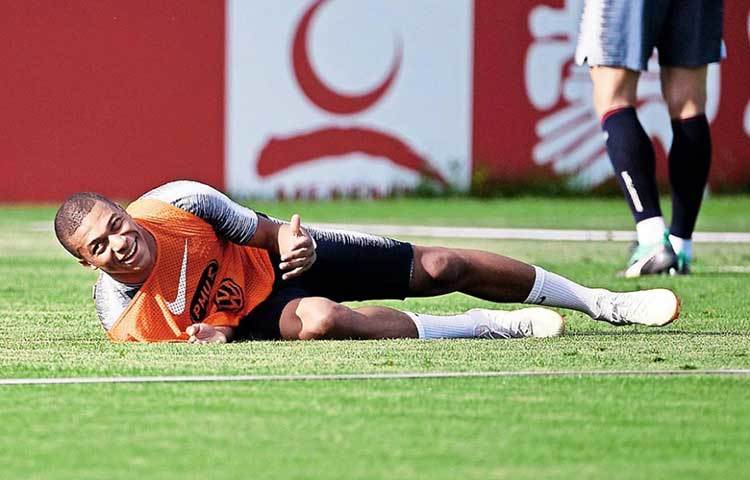 ফুরফুরে মেজাজে আছেন তিনি। ফ্রান্সের প্র্যাক্টিসের ফাঁকে হাস্যময় কাইলিয়ান এমবাপে।