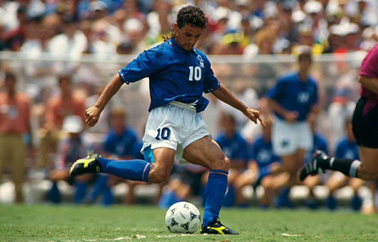 রবার্তো বাজ্জো : ১৯৯৪ সালের বিশ্বকাপ ফাইনালে রোমারিও-দুঙ্গাদের ব্রাজিলকে ১২০ মিনিট আটকে রেখেছিল ইতালি। টাইব্রেকারে বারেসি এবং মাসারো পেনাল্টি মিস করায় যাবতীয় নজর ছিল ইতালির সর্বকালের অন্যতম সেরা স্ট্রাইকার রবার্তো বাজ্জোর দিকে। কিন্তু বাজ্জোর শট ক্রসপিসের উপর দিয়ে উড়ে যায়। চতুর্থবার বিশ্বকাপ জেতে ব্রাজিল।