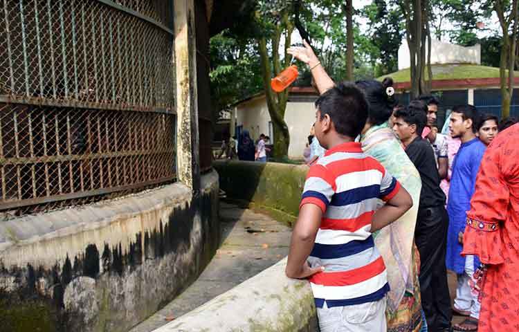 গতকাল থেকেই চিড়িয়াখানায় দর্শনার্থীদের ঢল নেমেছে। ছবি : বিপ্লব দিক্ষিৎ