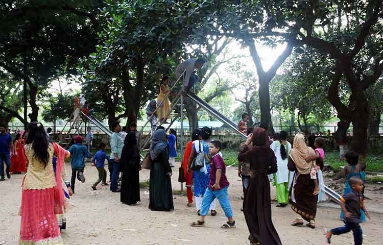 চিড়িয়াখানায় ঘুরতে এসে আনন্দে মেতেছে শিশুরা। ছবি : বিপ্লব দিক্ষিৎ