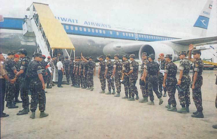 কুয়েত : কুয়েতে শান্তিরক্ষা মিশনে নির্বাচিত বাংলাদেশ সেনাবাহিনীর একটি দল উড়োজাহাজে আরোহনের মুহূর্ত; সাল- ১৯৯১।