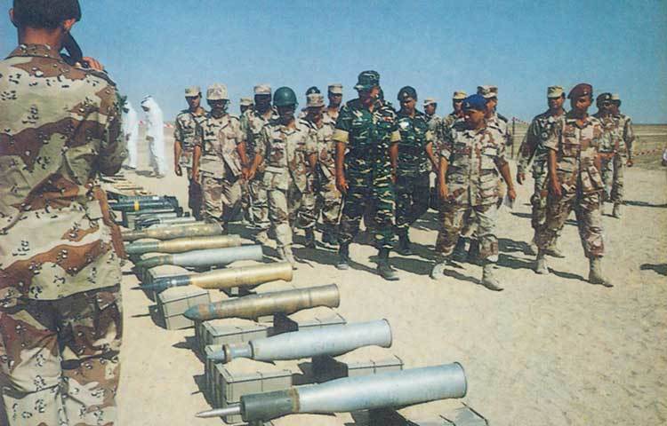 কুয়েতের আল জাহরায় বাংলাদেশ মিলিটারি কন্টিনজেন্টসের উদ্ধারকৃত যুদ্ধোপকরণ পর্যবেক্ষণ করছেন বাংলাদেশ সেনাবাহিনীর চিফ অব জেনারেল স্টাফ; সাল- ১৯৯১।