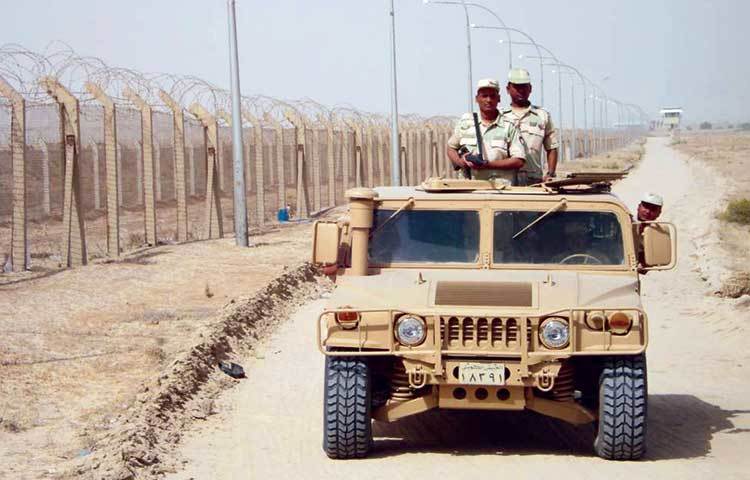 কুয়েত সীমান্তে টহলরত বাংলাদেশ মিলিটারি কন্টিনজেন্টসের সদস্যরা; সাল- ১৯৯১।