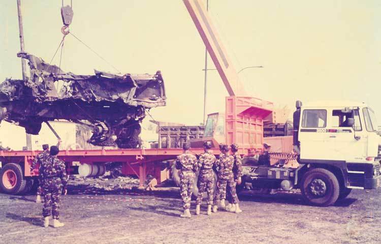 উপসাগরীয় যুদ্ধে ধ্বংস হওয়া একটি যানবাহন উদ্ধারে ব্যস্ত বিএএনসিওএস সদস্যরা; সাল- ১৯৯১।