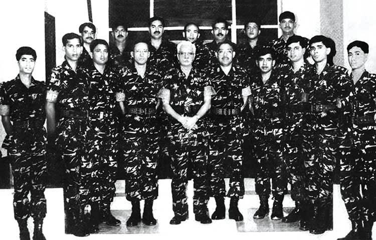 ইরান-ইরাক : ১৯৮৮ সালে ইরাক-ইরানে বাংলাদেশ সেনাবাহিনীর শান্তিরক্ষী বাহিনী। ছবিতে সামনের সারিতে বাম থেকে ডানে- ক্যাপ্টেন হাফিজ, ক্যাপ্টেন আবদুর রহমান, মেজর সিনহা, লেফটেনেন্ট কর্নেল আকবর, লেফটেনেন্ট জেনারেল আতিক, সেনাবাহিনী প্রধান মেজর জেনারেল ওয়াহেদ, মেজর মতিউর, মেজর বেলাল, ক্যাপ্টেন খায়ের, ক্যাপ্টেন ফারুক। ছবিতে পেছনের সারিতে বাম থেকে ডানে- মেজর কায়সার, মেজর মনির, মেজর সামুন জিয়া, মেজর নাইম, মেজর মাইনুল, মেজর ফাত্তাহ এবং মেজর আনোয়ার।