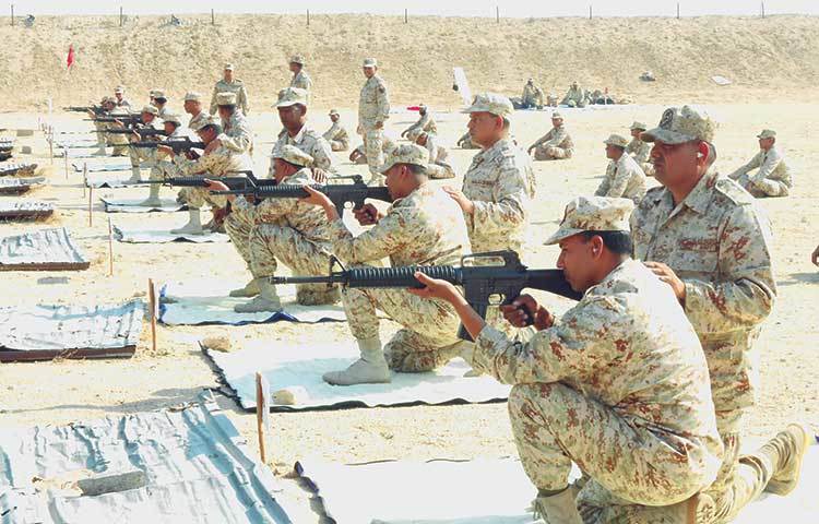 ছোট অস্ত্র দ্বারা ফায়ারিং প্রশিক্ষণে বাংলাদেশ মিলিটারি কন্টিনজেন্টসের সদস্যরা; সাল- ১৯৯১।