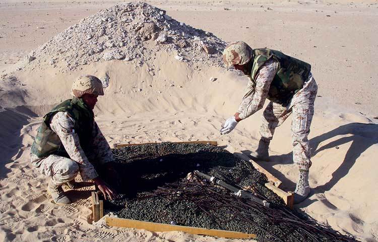যুদ্ধোপকরণ ধ্বংসের প্রস্তুতিতে বাংলাদেশ মিলিটারি কন্টিনজেন্টসের সদস্যরা; সাল- ১৯৯১।