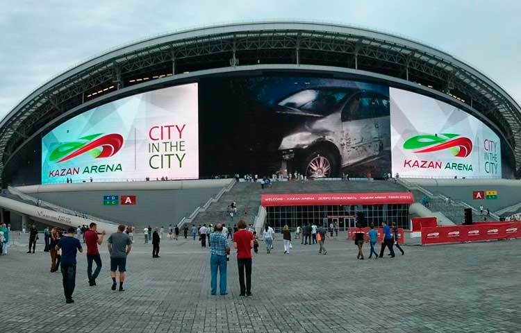 কাজান এরেনা : এই স্টেডিয়ামটি রাশিয়ার কাজানে অবস্থিত। এটিতে বসে ৪৫ হাজার দর্শক একসঙ্গে খেলা দেখতে পারে। ২০১৩ সালে এটি ফুটবল খেলার জন্য খুলে দেয়া হয়। কোয়টার ফাইনালসহ এখানে ৬টি খেলা অনুষ্ঠিত হবে।
