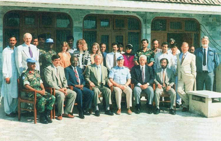 আফগানিস্তান-পাকিস্তান : আফগানিস্তানে জাতিসংঘের কর্মকর্তাদের সঙ্গে বাংলাদেশের শান্তিরক্ষী বাহিনী; সাল- ১৯৮৯।