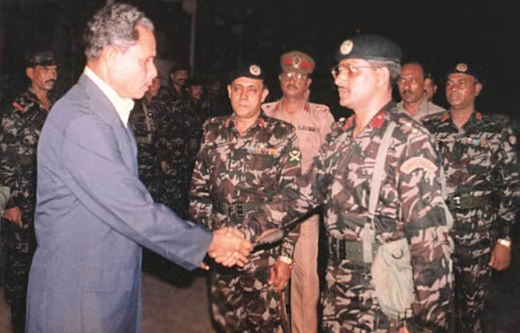 সৌদি আরব : মরু প্রান্তরে নিয়োগের আগ মুহূর্তে বাংলাদেশ কন্টিনজেন্টসের সঙ্গে সাক্ষাত করেন তৎকালীন প্রেসিডেন্ট এইচ এম এরশাদ; সাল- ১৯৯০।