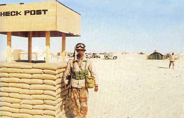 ইস্টার্ন ওয়ার জোন অব সৌদি আরবে বাংলাদেশ মিলিটারি কন্টিনজেন্টসের একজন চেকপোস্ট ম্যান; সাল- ১৯৯০।