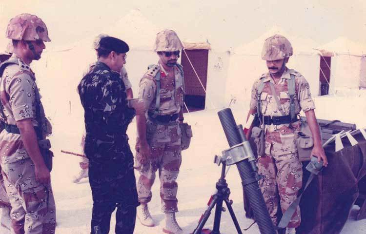 অপারেশন মরু প্রান্তরের সময় মর্টার পর্যবেক্ষণ করছেন বাংলাদেশ সেনাবাহিনীর প্রধান; সাল- ১৯৯০।