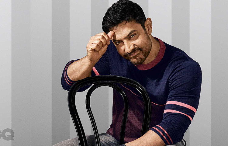 আমির খান : ছবি বাছাই এবং নিজের চরিত্র নিয়ে বরাবরই খুঁতখুঁতে বলিউডের ‘মিস্টার পারফেকশনিস্ট’। প্রতিটি ছবিতেই দর্শকদের জন্য নতুন চমক নিয়ে আসেন এ অভিনেতা। রাজকুমার হিরানির ‘পিকে’ ছবির একটি দৃশ্যে নগ্ন হয়ে শুট করেছিলেন আমির। সেই দৃশ্যের পোস্টার নিয়ে অনেক বিতর্কের মুখোমুখিও হতে হয় তাকে।