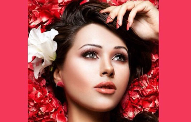 ১৯৯৩ সালে দুবাইয়ে জন্ম আয়ানের। তবে পরবর্তীতে পাকিস্তানের লাহোরে চলে যায় তার পরিবার। সেখানেই ছোটবেলা কেটেছে আয়ানের।