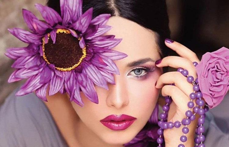 শাহরুখের সঙ্গে অভিনয় করে খ্যাতি পেয়েছেন পাকিস্তানের অভিনেত্রী মাহিরা খান। আয়ানও কি কোনওদিন ফিল্মি দুনিয়া বা বলিউডে কাজ করবেন? উত্তর দেবে সময়।