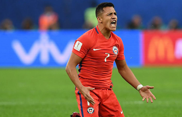 আলেক্সিস সানচেজ : বর্তমান সময়ের অন্যতম সেরা স্ট্রাইকার। বার্সেলোনা হয়ে ইংলিশ প্রিমিয়ার লিগে আর্সেনাল এবং সর্বশেষ তিনি খেলছেন ম্যানইউতে। চিলির সোনালি প্রজন্মের ফুটবলার ধরা হয় তাকে। টানা দুটি কোপা আমেরিকা শিরোপা জয়ে চিলিকে সামনে থেকে নেতৃত্ব দিয়েছেন। আলেক্সিস সানচেজদের হাতেই দু'বার ফাইনালে উঠেও পরাস্ত হয়েছে লিওনেল মেসির আর্জেন্টিনা। সেই চিলিকেই বিশ্বকাপের টিকিট এনে দিতে ব্যর্থ হয়েছেন সানচেজরা।