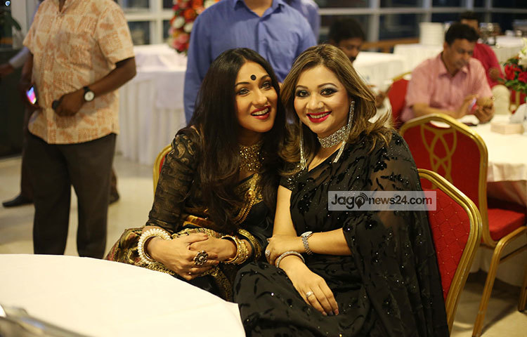 কণ্ঠশিল্পী আঁখি আলমগীরের সঙ্গে ক্যামেরাবন্দি হয়েছেন ঋতুপর্ণা। ছবি : মাহবুব আলম