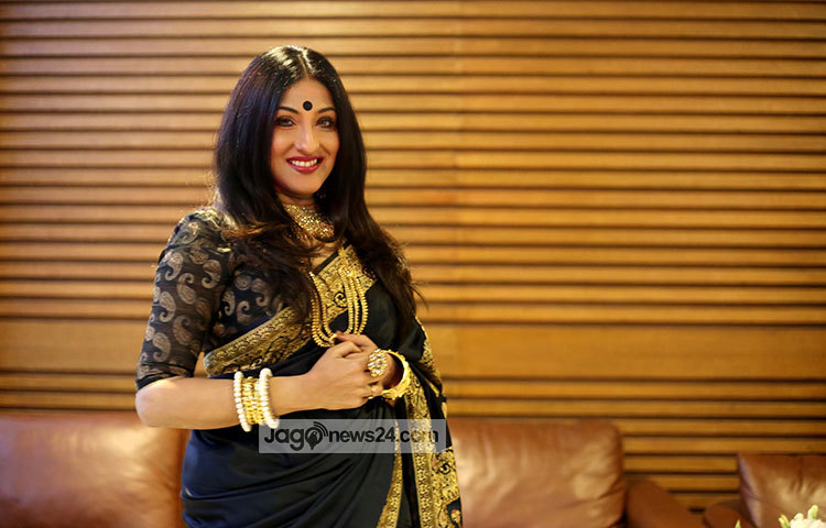 শাড়ি, চুড়ি আর বাহারি অলংকারে সেজেছেন ঋতুপর্ণা। ছবি : মাহবুব আলম