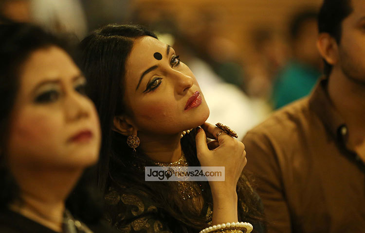 গভীর ভাবনায় ডুবেছেন ঋতু। ছবি : মাহবুব আলম