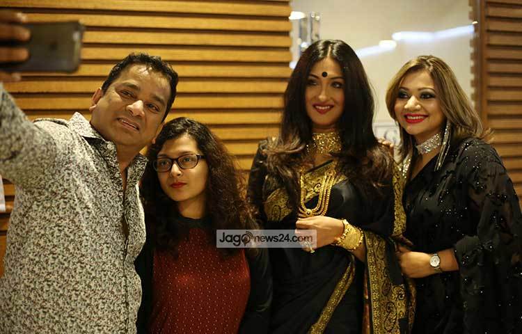 শওকত আলী ইমনের সেলফিবন্দি হয়েছেন ইমনের মেয়ে, ঋতুপর্ণা ও আঁখি আলমগীর। ছবি : মাহবুব আলম