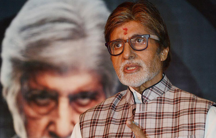 অমিতাভ বচ্চন : অভিনয়ে পা রাখার আগে তিনি একটি শিপিং কোম্পানিতে এক্সিকিউটিভ পদে কাজ করতেন। এই কাজের জন্য প্রতি মাসে ৫০০ টাকা বেতন পেতেন তিনি।