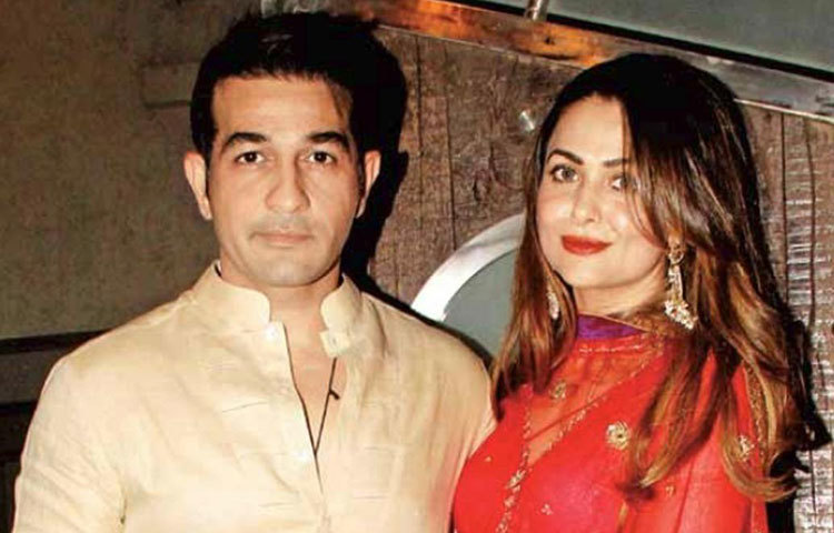 অমৃতা অরোরা : অমৃতার সঙ্গে অনেকের সম্পর্ক নিয়েই বেশ গসিপ হয়েছে। শেষে শাহিল লাদাখকে বিয়ে করেন অমৃতা। শোনা গিয়েছে, শাহিল নাকি অমৃতার ছোট বেলার বান্ধবীর স্বামী ছিলেন।