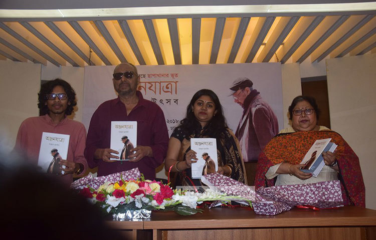 মঙ্গলবার সন্ধ্যায় রাজধানীর বিশ্বসাহিত্য কেন্দ্র মিলনায়তনে মোড়ক উন্মোচন অনুষ্ঠানে ‘অঞ্জনযাত্রা’র লেখক সাজ্জাদ হুসাইন, অঞ্জন দত্ত, ফারিয়া রুবাইৎ খান ও অঞ্জন দত্তের স্ত্রী ছন্দা। ছবি : মাহবুব আলম