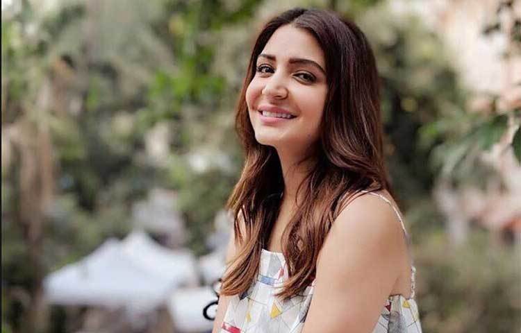 অনুশকা শর্মা : বিরাট কোহলির ঘরণি অনুশকা রাত ১১টায় ঘুমোন। ভোর ৫টার মধ্যেই উঠে শরীরচর্চা শুরু করে দেন।