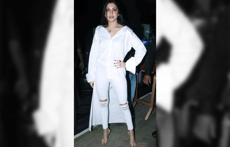 দীপিকার থেকে উচ্চতায় কম যান না বিরাট অনুশকা শর্মাও। তার উচ্চতা ৫ ফুট ৯ ইঞ্চি।