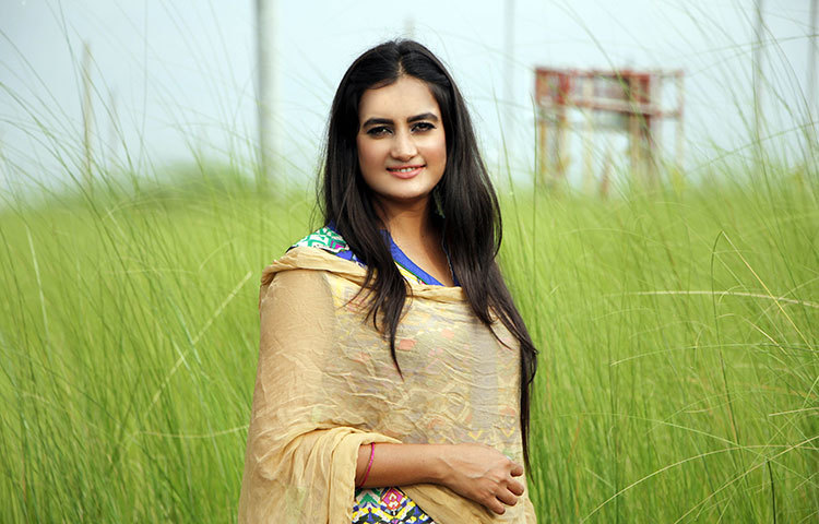 অপর্ণা ঘোষও দুই মাধ্যমে অভিনয় করছেন।