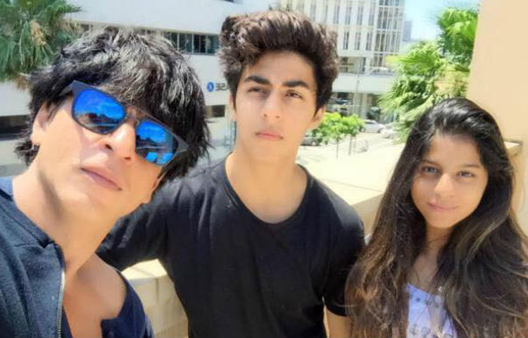 আরিয়ান এবং সুহানার সঙ্গে শাহরুখ খান