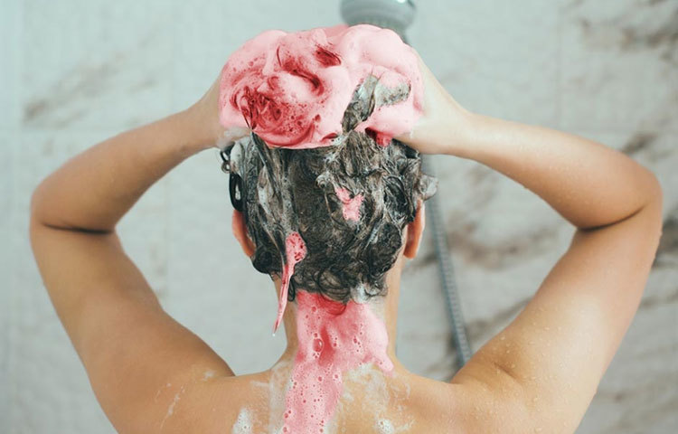 বাড়িতে রং থাকলে স্ত্রীর শ্যাম্পুতে মিশিয়ে রাখুন। গোসলের সময়ে অবশ্যই বাড়িতে থাকবেন।