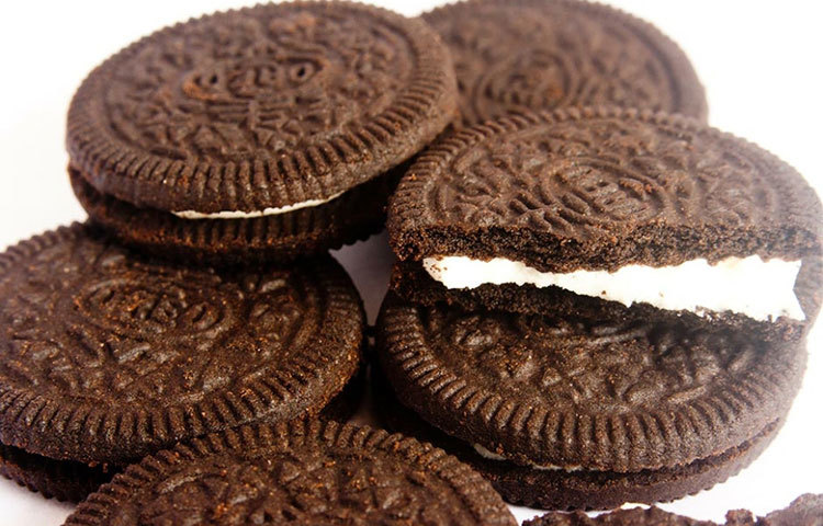 ক্রিম বিস্কিট কিনে ক্রিমটা খেয়ে ফেলুন। এবার টুথপেস্ট দিয়ে ফের আগের মতো বানিয়ে ফেলুন। বন্ধুদের দিন উদাস মুখে।