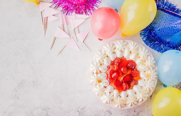 ভোর থাকতে ঘুম থেকে উঠে স্ত্রীর ঘুম না-ভাঙিয়ে (কাজটা কঠিন) ঘরটা খেলনা আর বেলুনে সাজিয়ে রেখে বাজার চলে যান।