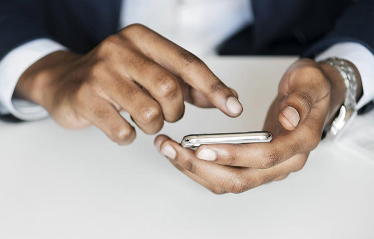 বান্ধবীর মোবাইল ফোনটা নিয়ে ল্যাঙ্গোয়েজ সেটিং বদলে ফার্সি বা হিন্দি করে দিন।