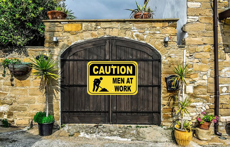 প্রতিবেশী অফিস থেকে ফেরার আগে তার বাড়ির মূল দরজায় নোটিস ঝুলিয়ে দিন ‘মেন অ্যাট ওয়ার্ক, প্লিজ ইউজ অ্যানাদার ডোর’।