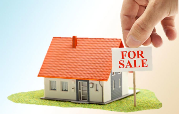 ‘বাড়ি বিক্রি আছে’ লিখে বন্ধুর ফোন নম্বর দিয়ে স্টেশনের টিকিট কাউন্টারের পাশে সেঁটে দিন। অবশ্যই লিখবেন- ‘ফোন করুন এই রবিবার সকাল ৬টার পরে।’