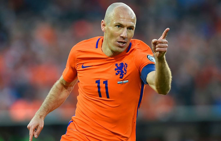 অ্যারিয়েন রোবেন : বায়ার্ন মিউনিখের এই উইঙ্গারকে বিশ্বসেরা না বলে উপায় নেই। দারুণ শক্ত-সামর্থ্যের অধিকারী এই ফুটবলার গতি দিয়েই যেন সব কিছুকে হার মানাতেন। মিডফিল্ডে ডান পাশ থেকে কোনাকুনি বল নিয়ে দৌড়ে বাম পাশে এসে ডি বক্সে ঢুকে পড়ার দৃশ্য এখনও সবার চোখে ভাসে। ডাচ ফুটবল ইতিহাসে অন্যতম সেরা উইঙ্গার। ২০১০ বিশ্বকাপে দলকে তুলেছিলেন ফাইনালে। ২০১৪ বিশ্বকাপে এসে হয়েছিল তৃতীয়। কিন্তু অন্যতম সেরা এই উইঙ্গারের অবসরের কারণেই হয়তো বিশ্বকাপেই নাম লেখাতে ব্যর্থ হয়েছে নেদারল্যান্ডস।