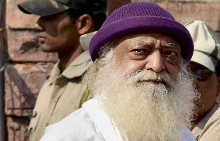 আশারাম বাপু : মাকে ঘরের বাইরে বসিয়ে রেখে ১৬ বছরের মেয়েকে যৌন নির্যাতনের অভিযোগে গ্রেফতার করা হয়েছিল স্বঘোষিত গুরু আশারাম বাপুকে। ২০১৩ সালের সেপ্টেম্বরে ইনদওরের আশ্রম থেকে ধরা পড়েন বাপু। ধর্ষণ, শ্লীলতাহানিতেও অভিযুক্ত তিনি। দোষী সাব্যস্ত হয়ে এখনও যোধপুরের জেলেই আছেন। মহিলা ভক্তদের ধর্ষণের অভিযোগে আশারাম বাপুর ছেলে নারায়ণ রাইকেও গ্রেফতার করা হয়। তিনিও জেলে।