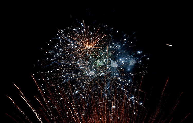 প্রায় ২০ মিনিটব্যাপী চলা এই আতশবাজি শেষ হয় রাত ৮টা ৫০ মিনিটে। প্রতিটি আতশবাজিতে উদ্বেলিত জনতা আনন্দ-উল্লাসে মেতে উঠেন। ছবি : বিপ্লব দিক্ষিৎ