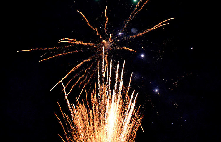 রাজধানীর বিভিন্ন স্থান থেকে আতশবাজি দেখতে মানুষ ছুটে আসে। ছবি : বিপ্লব দিক্ষিৎ